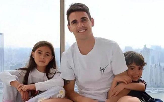 电话亭承载了异地新婚小夫妻繁忙生活中最甜蜜的瞬间